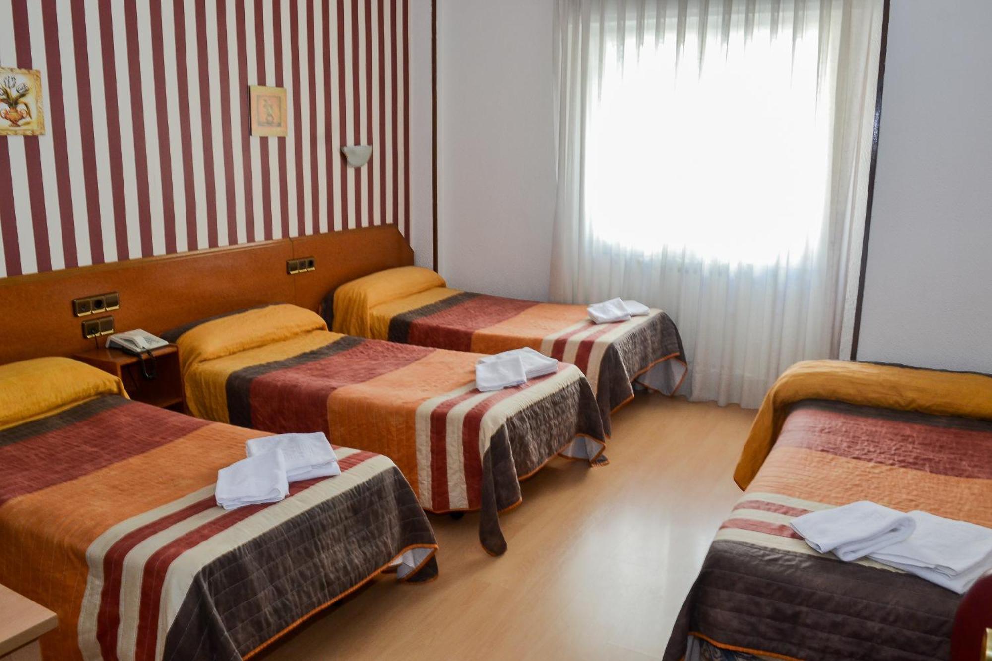 Hostal Cataluna سرقسطة الغرفة الصورة