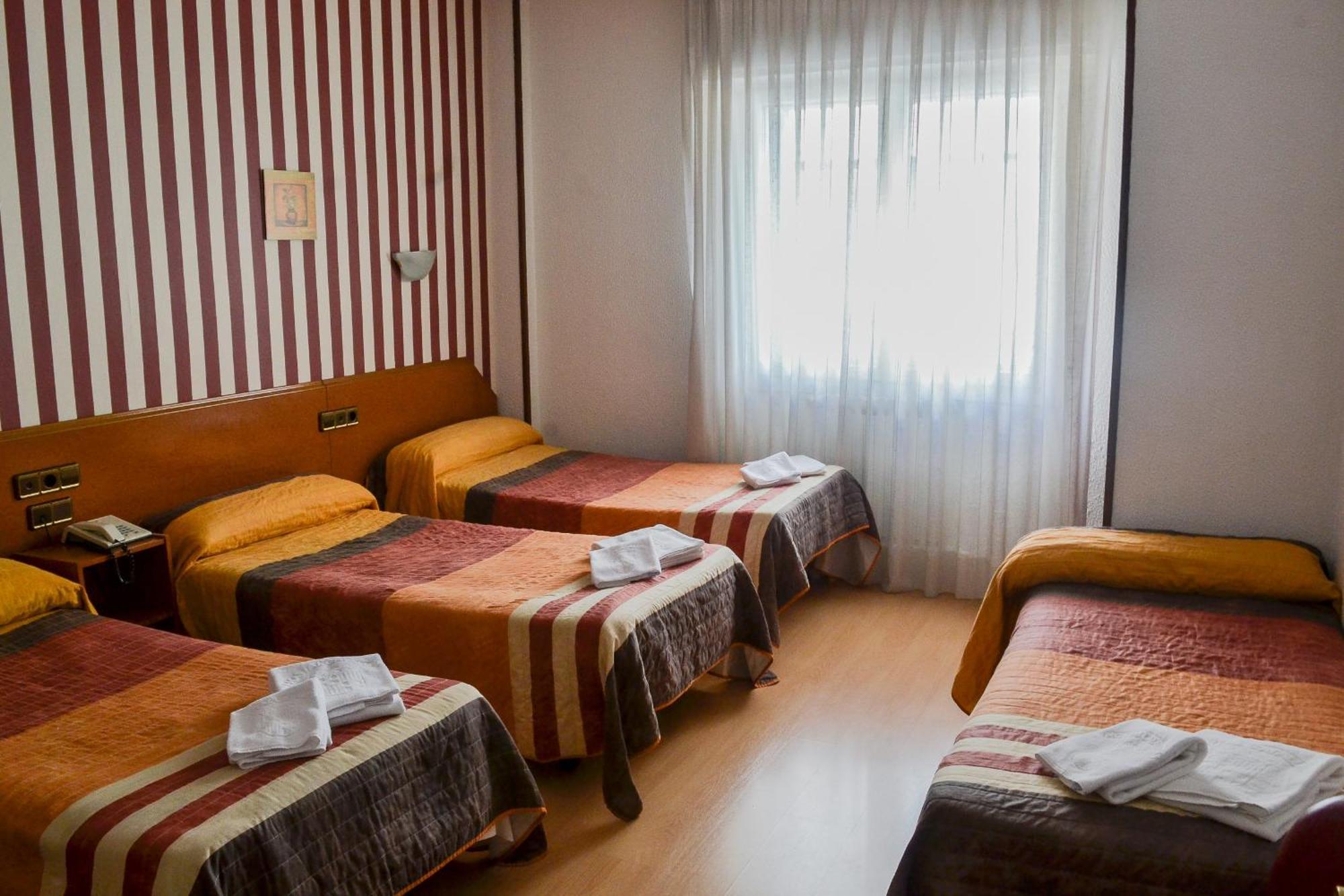 Hostal Cataluna سرقسطة الغرفة الصورة